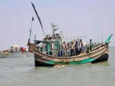 Bangladeshi Navy Arrests 15 Fishermen 