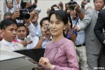 Burmese opposition leader Aung San Suu Kyi arriving at the Dusit Innya Lake Hotel for a meeting with Kurt Campbell, US Assistant Secretary of State, led high level representatives on Wednesday. Photo – Mizzima.