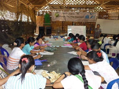 A Karenni teachers juggles a large refugee school class. Photo: Kantarawaddy Times A Karenni teachers juggles a large refugee school class. Photo: Kantarawaddy Times