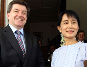 Guy Ryder, the deputy director general of the International Labour Organisation (ILO), meets with Burma’s pro-democracy leader Aung San Suu Kyi at her home on University Avenue in Rangoon on Friday, February 25, 2011. Ryder is in Burma to sign a one-year extension of an agreement with the Burmese junta to maintain an ILO office to handle citizens’ complaints involving forced labour. Photo: Mizzima