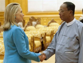 Photo:AP Hilary-clinton-in-meet-U-Khin-Aung-Myint