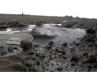 Photo: WeeklyEleven Mud-Volcano-Erupts-in-Kyauk-Pru-Arakan