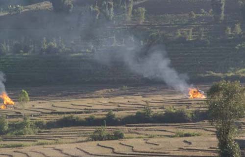 Fires set by government troops destroy IDP shelters near Mongkoe on Nov. 24 m.refugee3