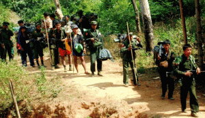 The government troops are using prisoners for portering at their military column in Karen State ( Photo: FBR ) R-T-300x173