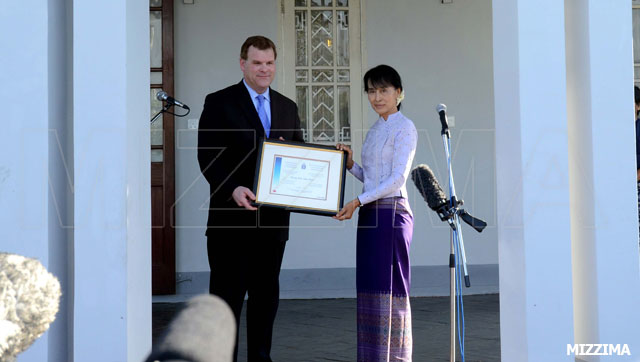 Canadian Foreign Minister John Baird and Aung San Suu Kyi after a meeting at her home in Rangoon on Thursday, March 8, 2012. Photo: Mizzima Canadian Foreign Minister John Baird and Aung San Suu Kyi after a meeting at her home in Rangoon on Thursday, March 8, 2012. Photo: Mizzima