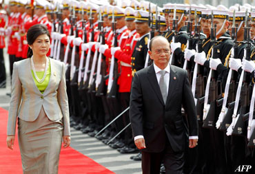 Burmese President Thein Sein and Thai Prime Minister Yingluck Shinawatra review an honor guard during a welcoming ceremony at Government House in Bangkok on July 23, 2012. Photo: AFP