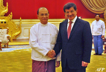 Burmese President Thein Sein, left, shakes hands with Turkish Foreign Minister Ahmet Davutoglu during a meeting in Naypyidaw on August 9, 2012. Davutoglu arrived in Burma on Thursday, and he will visit Rakhine State on Friday. Photo: AFP