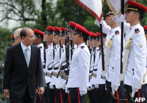 Burmese President Thein Sein, second from left, followed by Singaporean counterpart Tony Tan, left, inspects the guard of honour during a welcoming ceremony at the presidential palace in Singapore on Monday, January 30, 2012. Thein Sein is in Singapore to tap the financial centre's expertise as the country emerges from political and economic isolation, analysts said. Photo: AFP 