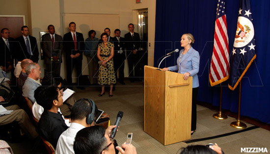 Reporters in Rangoon question U.S. Secretary of State Hillary Clinton on the last day of her three-day visit to Burma in December. Photo: Mizzima Reporters in Rangoon question U.S. Secretary of State Hillary Clinton on the last day of her three-day visit to Burma in December. Photo: Mizzima