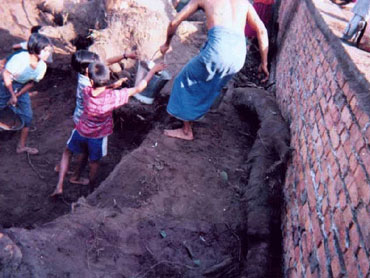 A photograph showing child labor on a construction project, according to a human rights group. Photo: HURFOM A photograph showing child labor on a construction project, according to a human rights group. Photo: HURFOM