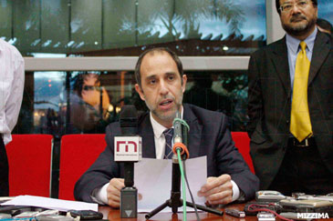 U.N. special envoy Tomas Ojea Quintana reads a press statement while on a visit to Burma. Photo: Mizzima U.N. special envoy Tomas Ojea Quintana reads a press statement while on a visit to Burma. Photo: Mizzima