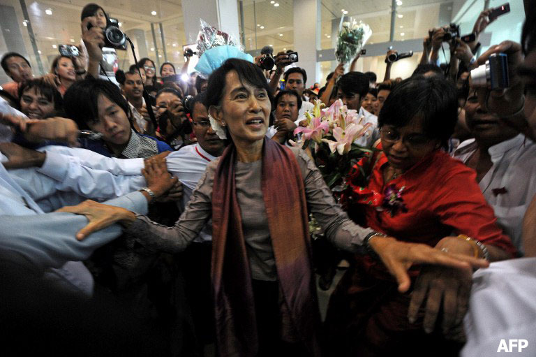 Hundreds of supporters crowd around Burma's opposition leader Aung San Suu Kyi, center, upon her arrival at Yangon International Airport on Saturday, June 30, 2012, after her five-nation European tour. Photo: AFP