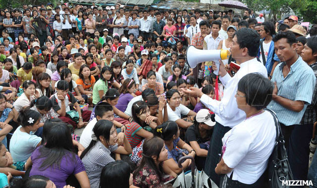 About 1,200 workers at the Myanmar Sunny clothing factory in the Hlaing Tharyar industrial Zone No.2 in Rangoon Region went on strike seeking higher salaries and other benefits. Photo: Min Min Oo / Mizzima