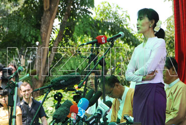 Aung San Suu Kyi holds a press conference at her lakeside home in this file photograph. Photo: Mizzima
