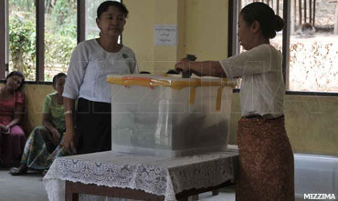 A voter cast a ballot in the April 1 by-election. Photo: Mizzima / Ye Min