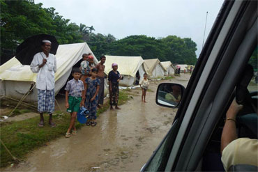 Tents set up for internally displaced people on the side of the road in Thet Kel Pyin camp, Rakhine state, Burma. Photo: OCHA