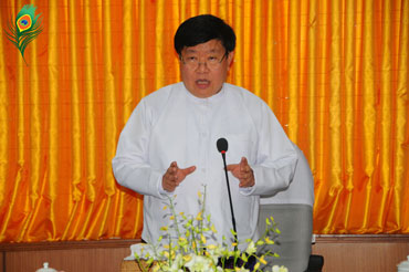 Union of Myanmar Federation of Chambers of Commerce (UMFCCI) chairman Win Aung speaks at a press conference on the Foreign Investment Law. Photo: Hein Htet / Mizzima