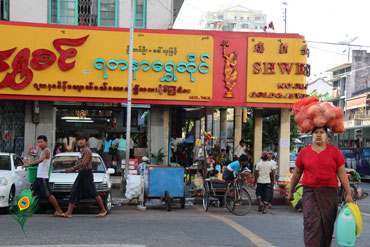 A Chinese-run gold shop at the crossroads of Sin Oh Dan Street in Chinatown, Rangoon, Dec 19, 2012. (PHOTO: Xiao Ting Shirley)