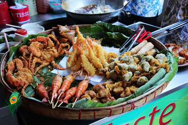 A road-side food stall on 19th Street. (PHOTO: Xiao Ting Shirley)
