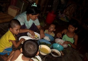 A-refugee-family-having-meal-in-Mae-La-camp