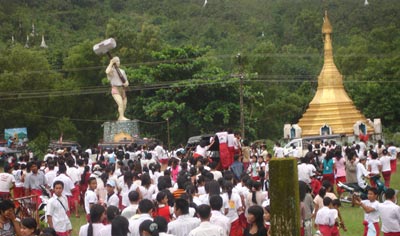 မွန်လူငယ်များ ကျောက်တစ်လုံး ဆရာတော် ကျောင်းဝင်းသို့ စုရုံး ရောက်ရှိကြစဉ်( 5 Aug 2009)။ ဓါတ်ပုံ - Kaowao news