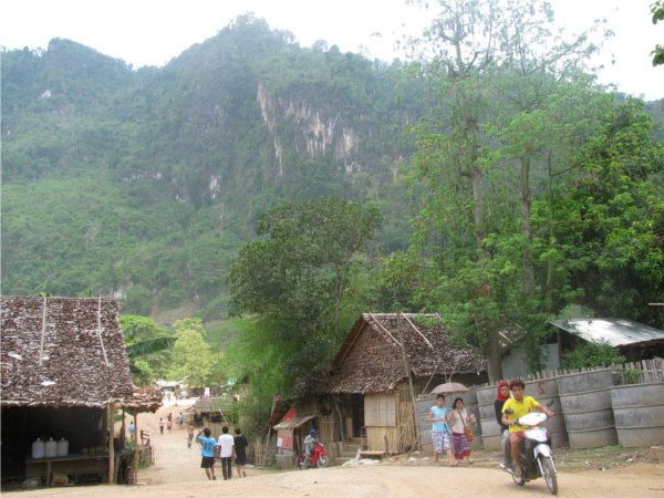 Road-going-to-MaeLa-AMI-hospital
