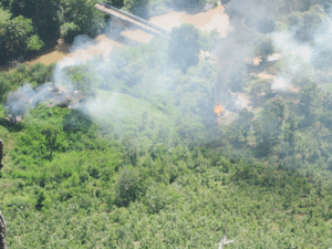 ပြန္ေခ်ာင္းတံတား တိုက္ခိုက္စဥ္က တပ္စခန္းအား မီးရိႈ႕ဖ်က္ဆီးခဲ့ပံု (ဓါတ္ပံု-ဗိုလ္ၾကီးညားရယ္-G1)