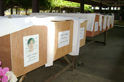 The bodies of nine Burmese migrants, who were killed in Thailand in Feb 2010, were displayed at a graveyard in Maesot before cremation. 9_killed_pic_4