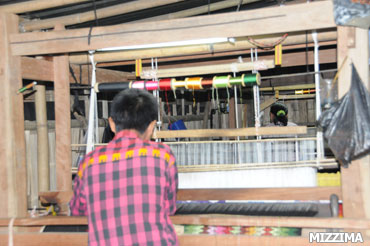 မြန်မာယက်ကန်းသမားတဦး အိုုက်ဇောမြို့ ယက်ကန်းစဉ် တခုုတွင် အလုုပ်လုုပ်နေပုံ (ဓာတ်ပုံ- မဇ္စျိမ) aizawl