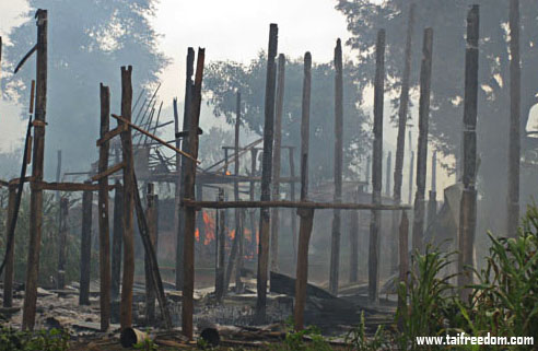 ၂၀၀၉ က သျှမ်းပြည်အလယ်ပိုင်းကျေးရွာများအား မြန်မာစစ်တပ်မီးရှို့ဖျက်ဆီးထားသည့်ပုံ (ဓါတ်ပုံ- တိုင်းဖှရီးဓမ်း) burn_houses