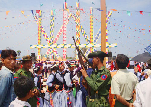 မြန်မာစစ်သားများ၏ စောင့်ကြည့်မှုအောက်ကနေ ယခုလို ဟူးကောင်း ကချင်မနောပွဲတော်ကို ကျင်းပခဲ့ရသည်။ ဓါတ်ပုံ-ကချင်သတင်းဌာန hugawng-kachin_manau