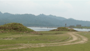 မြစ်ရေ ခန်းခြောက်ခြင်းကြောင့် မြင်တွေ့ရသည့် ဘုရားသုံးဆူစေတီဟောင်းနှင့် အဝေးမှ မြင်တွေ့ရသည့် ဝင်းကရွာဟောင်းမှ သိမ်တော် (ဓါတ်ပုံ - လွတ်လပ်သော မွန်သတင်း အေဂျင်စီ) old-Three-Pagodas-300x173