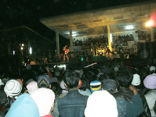 ပြီးခဲ့သည့်လ လွိုင်ကော်မြို့၌ ကျင်းပခဲ့သော ကယားဒေးပွဲတွင် နာမည်ကြီး အဆိုတော် ရဲလင်းနှင့် အဖွဲ့မှ ဖျော်ဖြေနေစဉ် (ဓါတ်ပုံ-ကယားလီဖု)