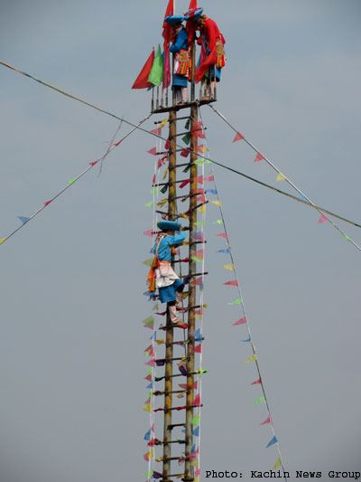  ပွဲတော်အတွင်း အံ့သြဖွယ် ဓါးသွားလှေကားထစ် တက်ပြနေပုံ။