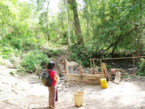 မော်ကယားနှင့် ရွာသားများက ရေကို သွားယူနေကြစဉ်