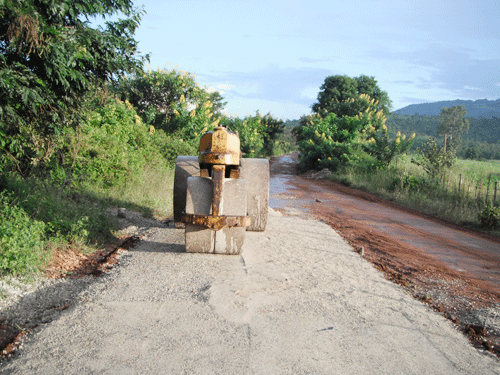 ပြီးခဲ့သည့် နိုဝင်ဘာလက ဖရူဆိုမြို့နယ် မော်ခရိုရှေးကျေးရွာ အနီးရှိ ကားလမ်းကို မြန်မာစစ်အစိုးရမှ လာရောက်ပြုပြင်နေသည့် ပုံဖြစ်ပါသည်။ (ဓါတ်ပုံ-ကေတီ)