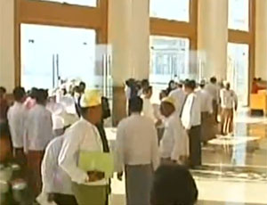 သမ္မတနှင့် ဒုသမ္မတများ၊ လွှတ်တော်ဥက္ကဋ္ဌ၊ ဒုဥက္ကဋ္ဌများ၏ လစာများနှင့် အမတ်များ၏ လစဉ်ချီးမြှင့်ငွေမှာ ၁၀ ဆကျော် ကွာဟနေ (photo MRTV)