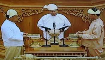 ၂၂ နှစ်အတွင်း မြန်မာပြည်အတွက် ပထမဆုံးဖြစ်လာသော ကျမ်းကျိန်ဆိုမှုတွင် သမ္မတ ဦးသိန်းစိန်၊ ဒုသမ္မတ သီဟသူရတင်အောင်မြင့်ဦး၊ ဒေါက်တာစိုင်းမောက်ခမ်းတို့ ကျမ်းကျိန်ဆိုနေသည်ကို တွေ့ရစဉ် (AFP PHOTO/HO/MRTV)