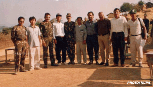 ရခို်င်တပ်မတော်မှ ဗိုလ်ရာဇာ အပါအဝင် ခေါင်းဆောင်များနှင့် အိန္ဒိယ စစ်အရာရှိများကို အိန္ဒိယ ရှေ့တန်း စစ်စခန်းတစ်ခုတွင် အတူ တွေ့ရစဉ် (ဓါတ်ပုံ- NUPA) Arakan-army-and-India-army