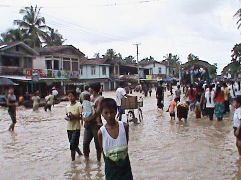 ပဲခူးမြို့လမ်းမပေါ်ရေလျှံနေစဉ် ဓါတ်ပုံ-DVB DSC00209