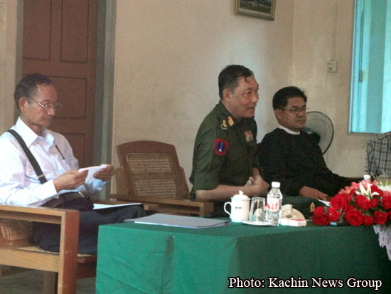 သြဂုတ် ၂-၃ လဂျားယန် မြန်မာ-KIO ဆွေးနွေးပွဲတွင် တက်ရာက်သော အစိုးရကိုယ်စားလှယ်များ။ ဆင်ဝါးနော်၊ ဗိုလ်မှူးကြီးသန်းအောင်၊ ဒူဝါခက်ထိန် (၀ဲမှယာ)။ ဓါတ်ပုံ-ကချင်သတင်းဌာန DSC01406