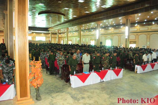 သြဂုတ် ၂၇၊ Alen Bum စစ်ဌာနချုပ်တွင် ပြုလုပ်သော နိုင်ငံရေးရှင်းလင်းပွဲတွင် KIO/KIA အဖွဲ့ဝင် ၁၀၀၀ ကျော်တက်ရောက်ခဲ့သည်။ KIO4_group