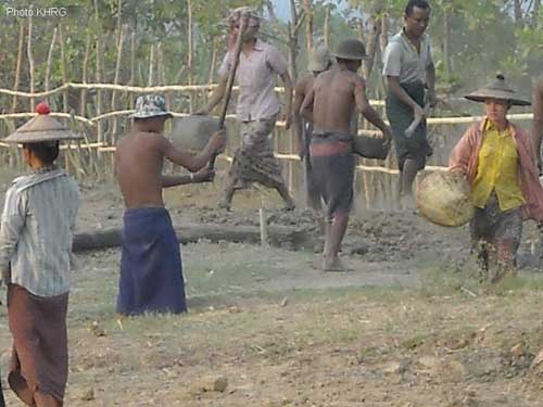 villagers forced to work for Burma army Photo-KHRG Villagers_forced_to_work_for_Burma_army