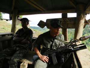 karenni_soldiers_gate