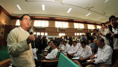 သတင်းစာရှင်းလင်းပွဲ၌ နိုင်ငံတော်ပြောရေးဆိုခွင့် ဦးကျော်ဆန်း(ဓါတ်ပုံ - BBC) kyawsan-4