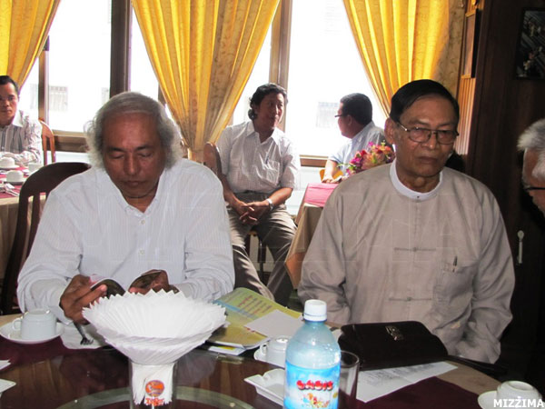 အခမ်းအနားသို့ တက်ရောက်လာသော ဦးမျိုးခင် (ထန်းရိပ်ညို) နှင့် လယ်တွင်းသား စောချစ်တို့ကို တွေ့ရစဉ်။ ဓာတ်ပုံ- မဇ္ဈိမ paragu1