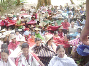 ဆန်၊ စပါးများကျဲချနေစဉ် ရွာသူ/သားများကအောက်ဘက်မှ ခံယူနေကြစဉ် (ဓါတ်ပုံ-ကယားလီဖု)