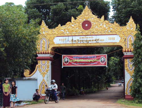 ဘားအံမြို့၊ တောင်ကလေးပဋိပတ္တိသာသနာ့ အေးရိပ်သာ မုခ်ဦးအဝ (Photo-KIC ) Taungalay_Gate