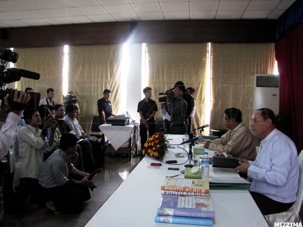 မြန်မာနိုင်ငံတွင် နှစ်ပေါင်း ၆၀ ကျော်ကြာ ငြိမ်းချမ်းမှု မရှိခဲ့ဘဲ လက်နက်ကိုင် ပဋိပက္ခများ ရှိနေသောကြောင့် ကမ္ဘာက အထင်သေးကြောင်း ပြည်တွင်းငြိမ်းချမ်းရေး ဖော်ဆောင်ရေး ကော်မတီက ပြော (ဓါတ်ပုံ မဇ္စျိမ) at3