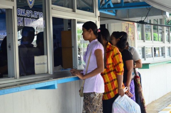 migrant_on_maesot_bridge_gate_thumb_medium600_398